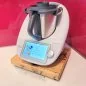 Preview: tbrett / Rollbrett aus Massivholz für Thermomix, Farbe summer, mit rundem Edelstahlgriff, in Küche mit Glas-Rückwand